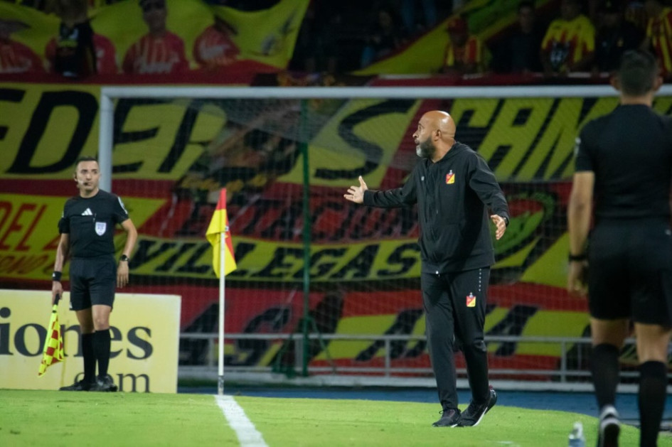 Marcos Mathias estuvo en la rueda de prensa del Deportivo Pereira en reemplazo de Dudamel que fue expulsado 