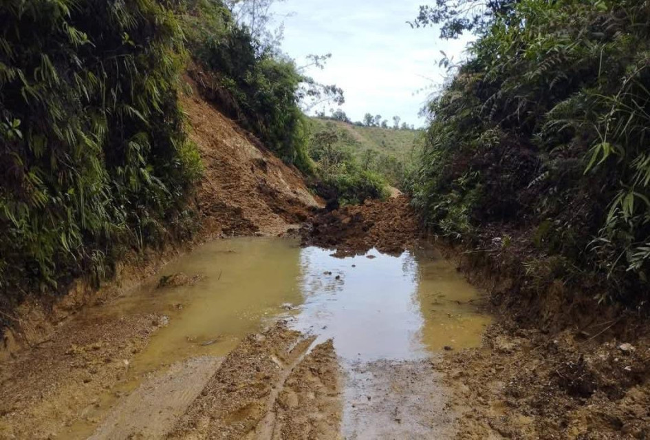 El lodo y los derrumbes se plantaron en una vía de Caldas. El alcalde está insatisfecho con la gestión del Gobierno nacional. El Invías explica qué acciones adelanta.