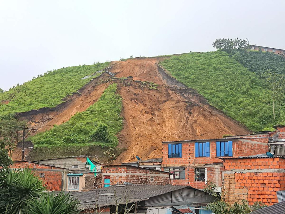 El 2 de junio, cuando un alud de tierra puso en riesgo a 52 familias, afectando seis viviendas y bloqueando la vía hacia los barrios Unidos del Sur.