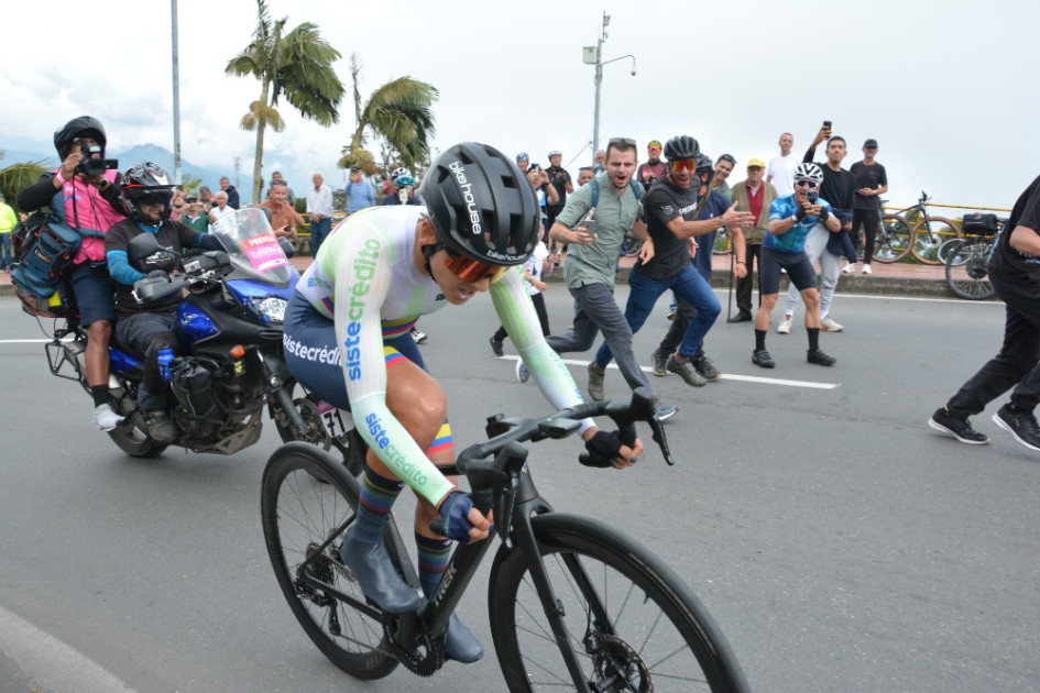 Diana Carolina Peñuela en su paso por Bellas Artes, en Manizales. La ciclista ganó este sábado la contrarreloj de la Vuelta a Colombia Femenina y asumió el liderato de la general.