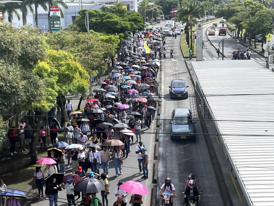 La Avenida Simón Bolívar en Dosquebradas se encuentra bloquedada por la marcha de los docentes, al igual que el viaducto con sentido a Pereira. 