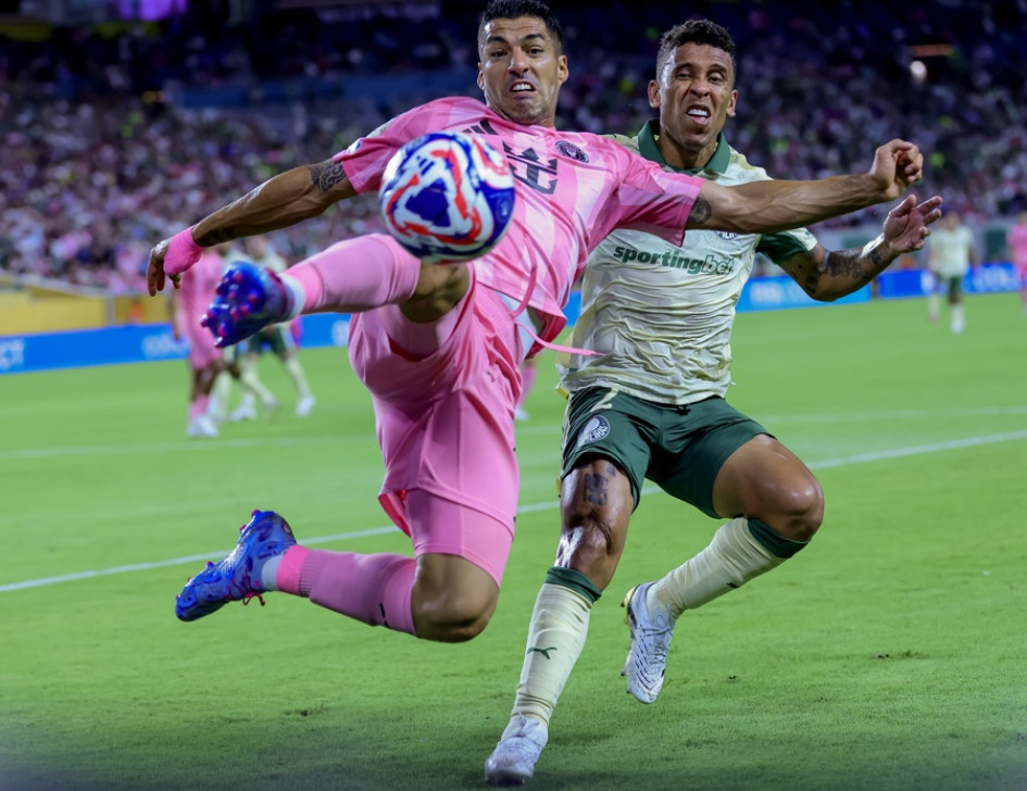 Luis Suarez, del Inter Miami, disputa el balón con Marcos Rocha, de Palmeiras.