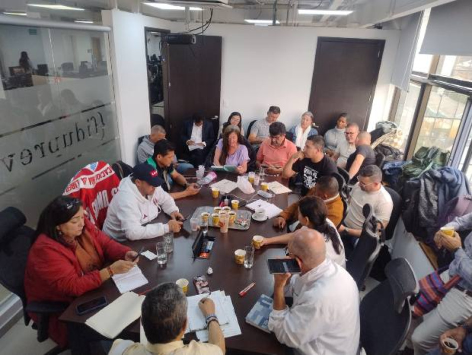 Foto I Cortesía Educal I LA PATRIA  Los sindicatos de maestros de Caldas, Quindío y Risaralda se tomaron, desde el martes 10 de junio del 2025, al sede de la Fidupervisora en busca de respuestas por una mejor atenci{on en salud.