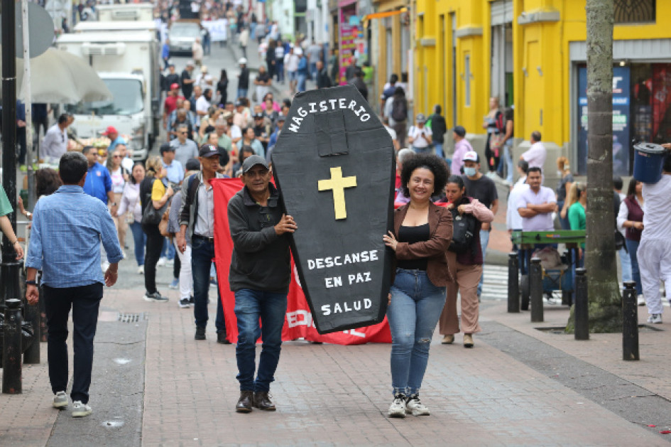 Maestros del Centrosur de Caldas, además de directivos docentes, protagonizaron este lunes un nuevo paro, que incluyó una marcha en Manizales para exigir salud digna y entrega de medicamentos.