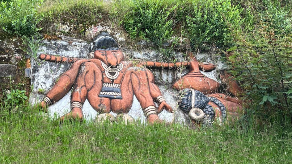 La maleza se toma la obra de barranquismo.