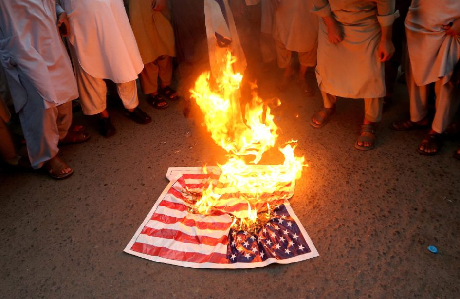 Bandera de Estados Unidos en llamas