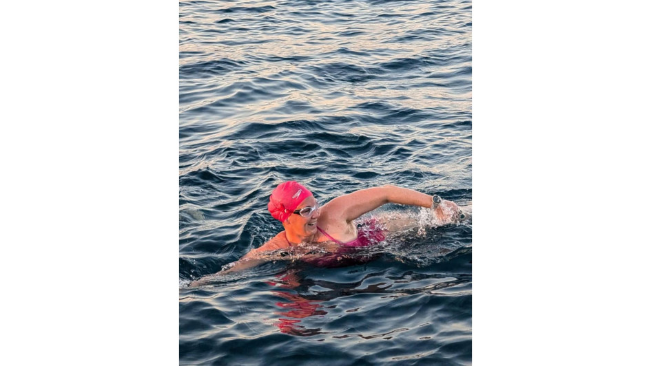 La nadadora de ultramaratón australiana Eva Buzo en un entrenamiento para nadar entre Italy y Albania el 8 de agosto de 2024.