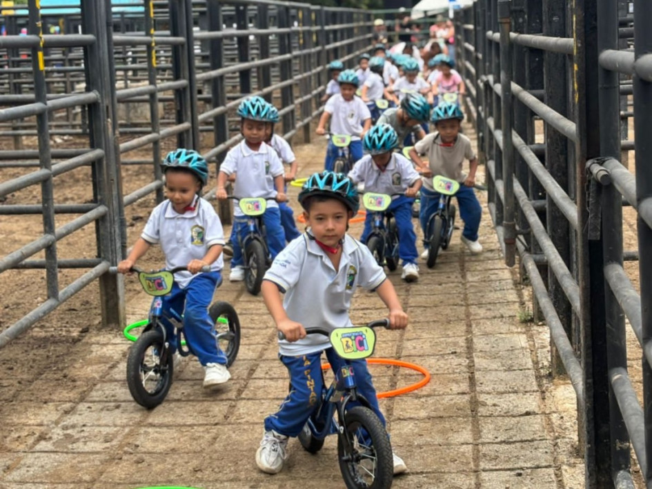 La Corporación Correcaminos entrega bicicletas para fomentar la actividad física. En Caldas ha tenido el apoyo de Asogans para llevar bicicletas a distintos rincones, al lomo de mulas y en hombros.