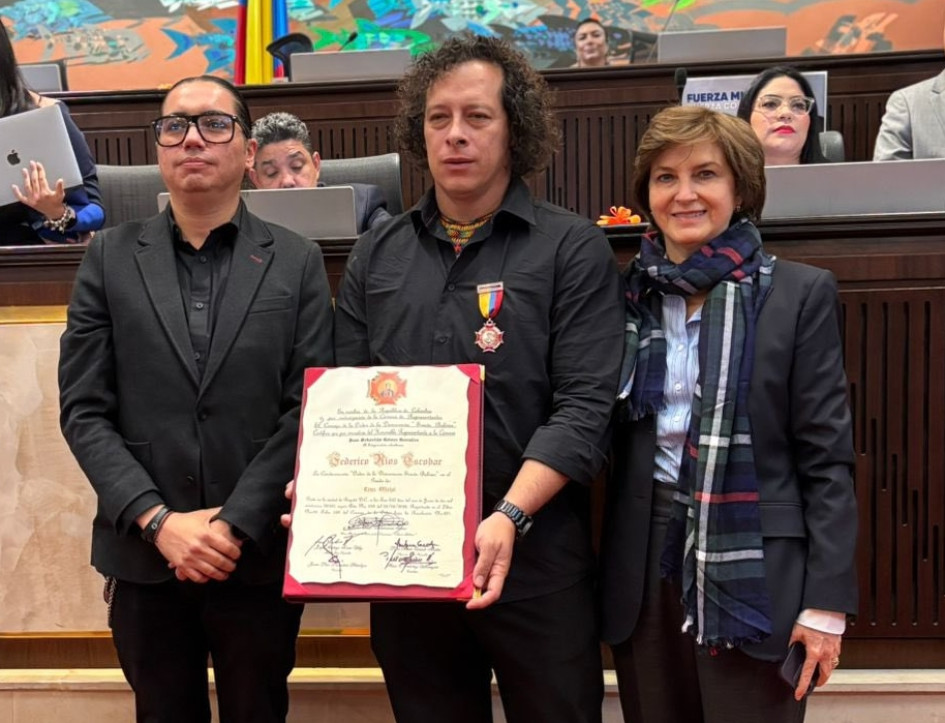 El fotoperiodista manizaleño Federico Ríos Escobar con la Orden de la Democracia Simón Bolívar que le entregó la Cámara de Representantes.