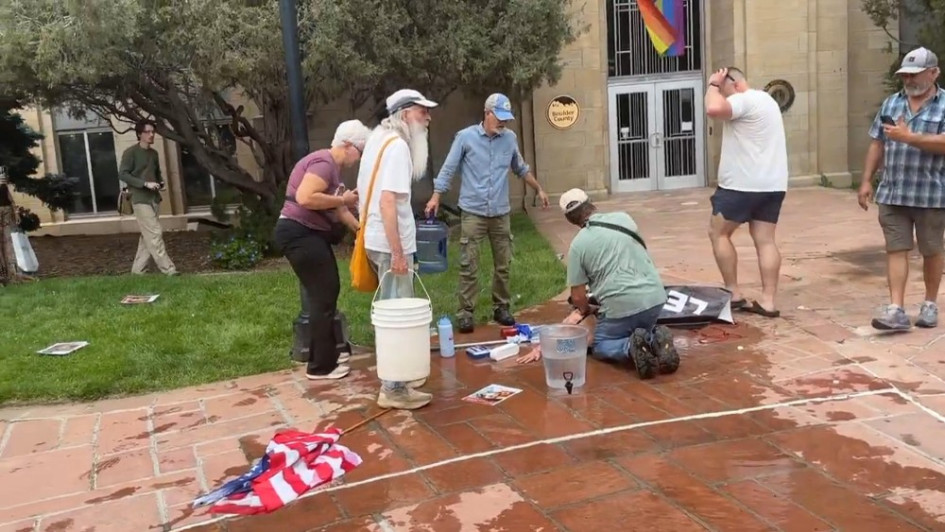 Captura de video de una persona recibiendo atención luego del ataque de un hombre acusado de prender fuego a varias personas