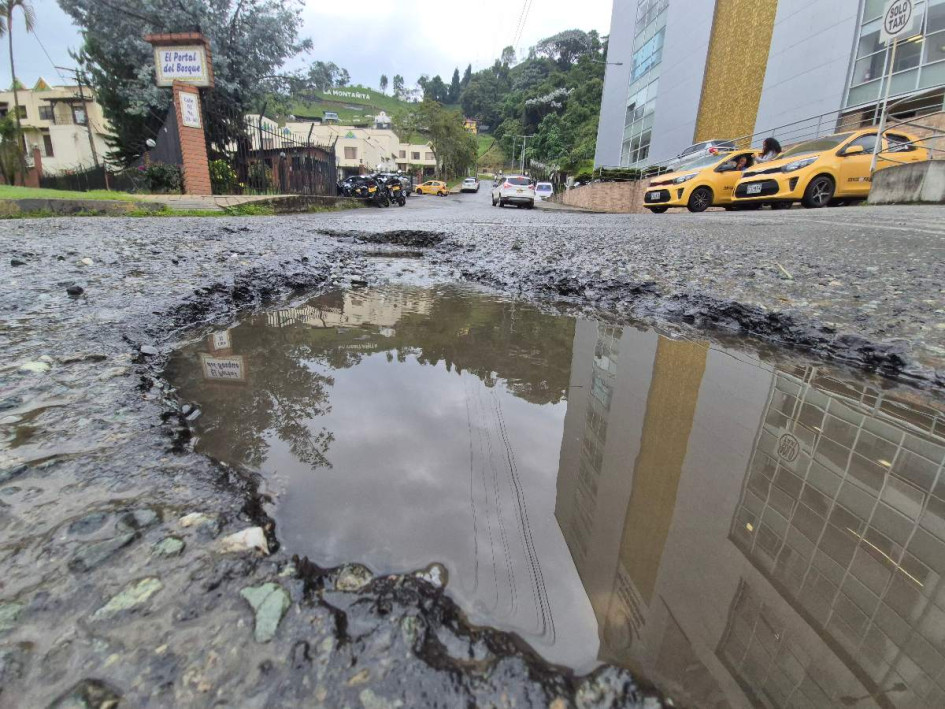 Daño en la calle 92, sobre la entrada a Oncólogos de Occidente.
