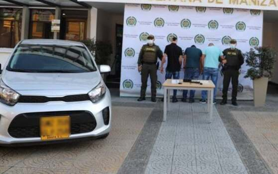 Los tres señalados y el carro en el que huyeron.