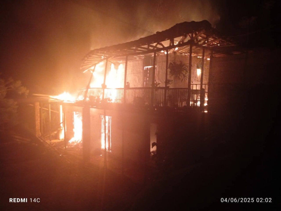 Las autoridades investigan las causas de la conflagración que acabó con una vivienda.