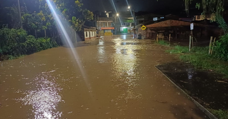 Esta vía en Viterbo quedó inundada tras el desbordamiento de la quebrada Mellizo. 