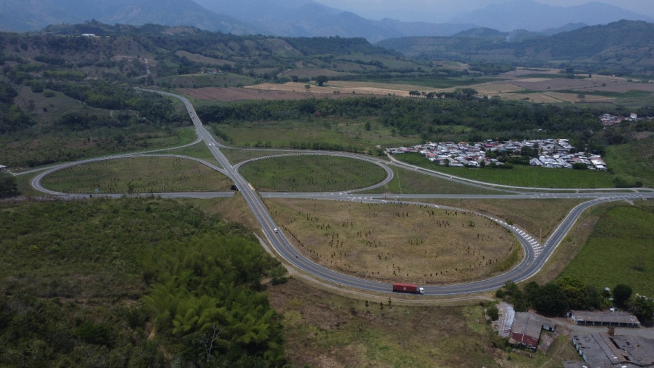 El motociclista murió de manera instantánea, mientras que a su acompañante la llevaron a un hospital. Se desconoce su identidad.