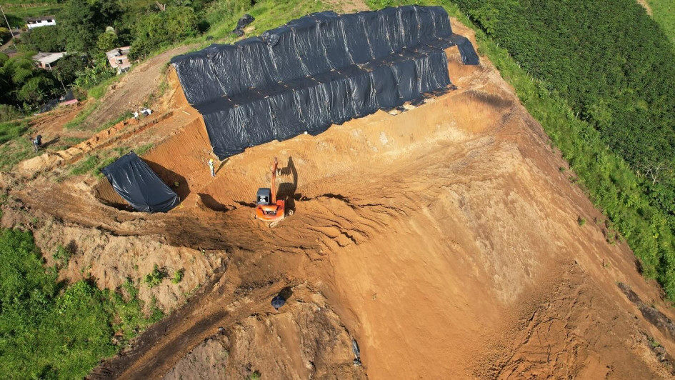 Se adelanta la remoción controlada de masa de tierra en la parte alta del barrio Funvascar de Chinchiná, donde el 2 de junio un deslizamiento puso en riesgo a 52 familias y colapsó 10 viviendas.