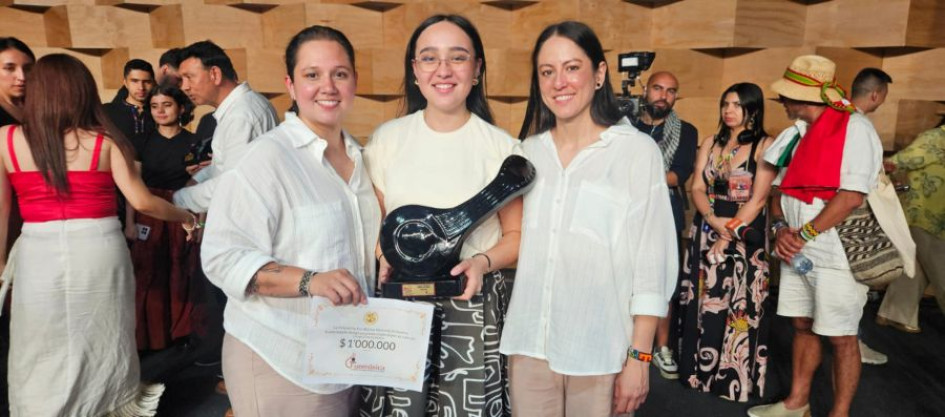Laura Vargas Rincón (centro) carga la bandola que la destaca como la ganadora del Gran Premio Mono Núñez. En la imagen acompañada de Lina Brito (piano) y Elizabeth Castañeda (percusión), quienes estuvieron en la edición 51 del Festival.