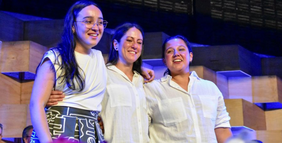 Laura Vargas acompañada de Elizabeth Castañeda y Lina Brito, luego de recibir el Gran Mono Núñez.
