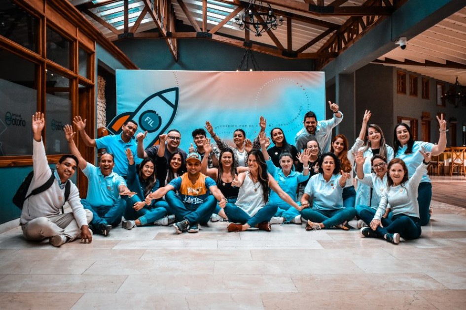 Líderes participantes de la Expedición Liderazgo FIL y equipo de trabajo de la Fundación Instituto de Liderazgo (FIL).