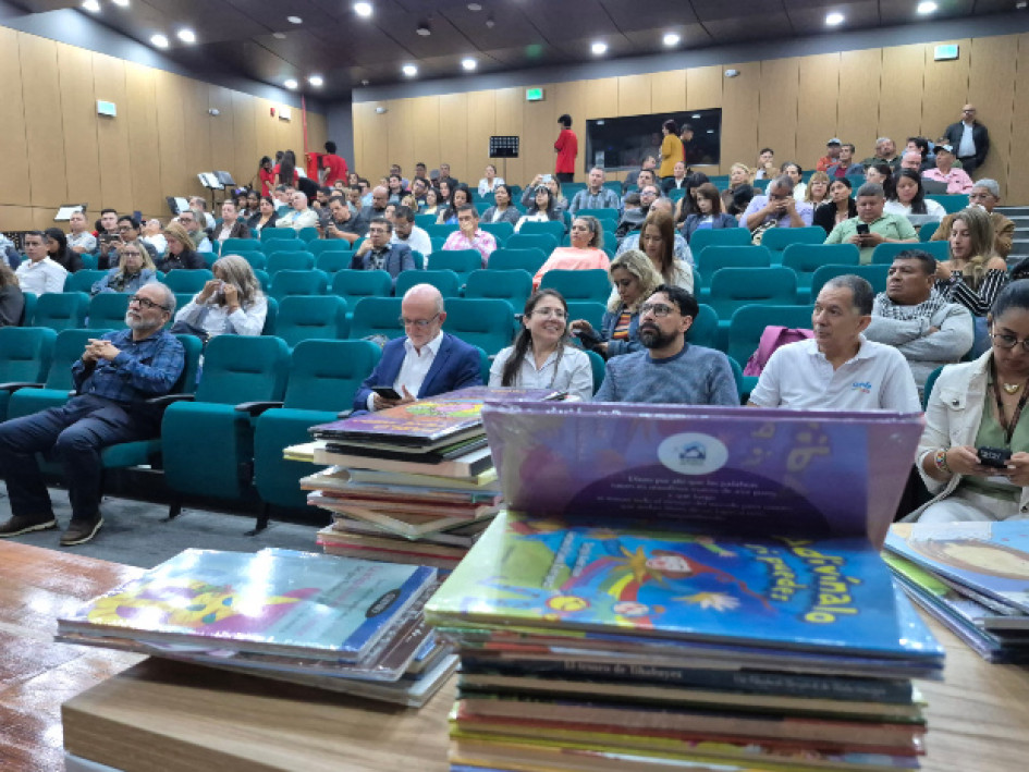 Foto I Freddy Arango I LA PATRIA  Colegios de Caldas recibieron ayer de la Gobernación 90 bibliotecas en un acto en el Parque tecnológico en Villamaría.
