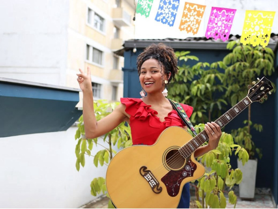 La cantante Lorena Uzuriaga lanzó su nueva creación musical disponible en plataformas 