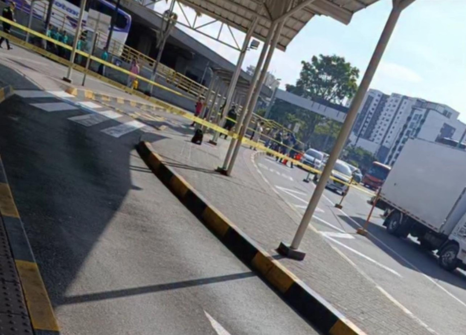 Un grupo de la policía antiexplosivos se dirigió hasta la terminal de transportes de Pereira para verificar que se trataba de una falsa alarma. 