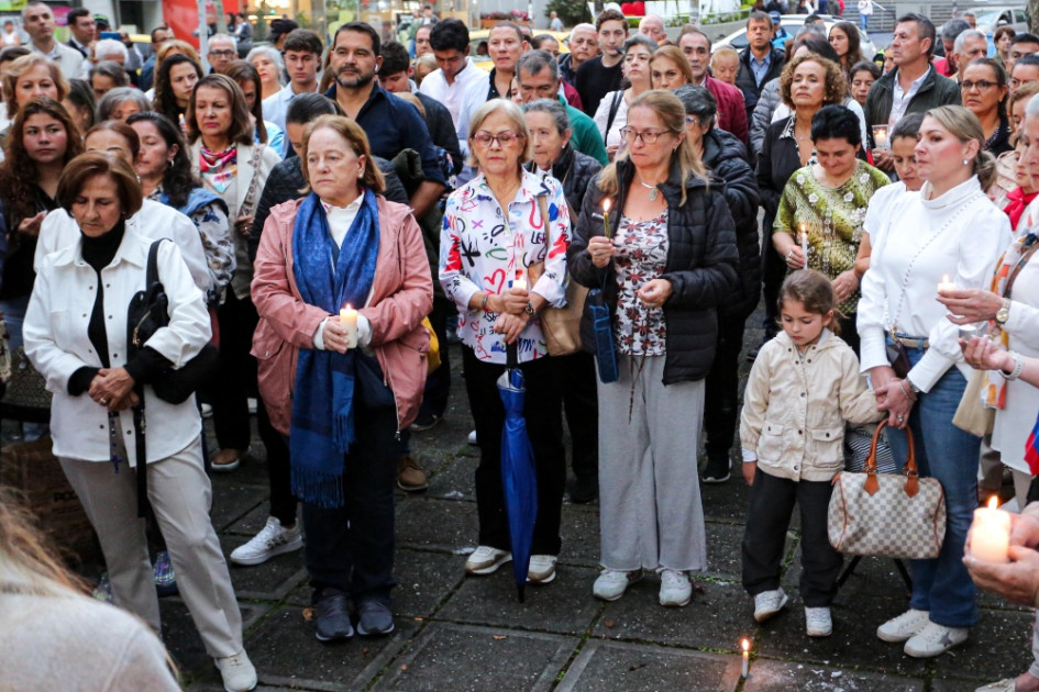 Unas 200 personas llegaron a la Torre de El Cable, en Manizales, para orar por la salud y recuperación del senador y precandidato presidencial, Miguel Uribe Turbay, quién sufrió un atentado en Bogotá el pasado sábado durante en encontró político.