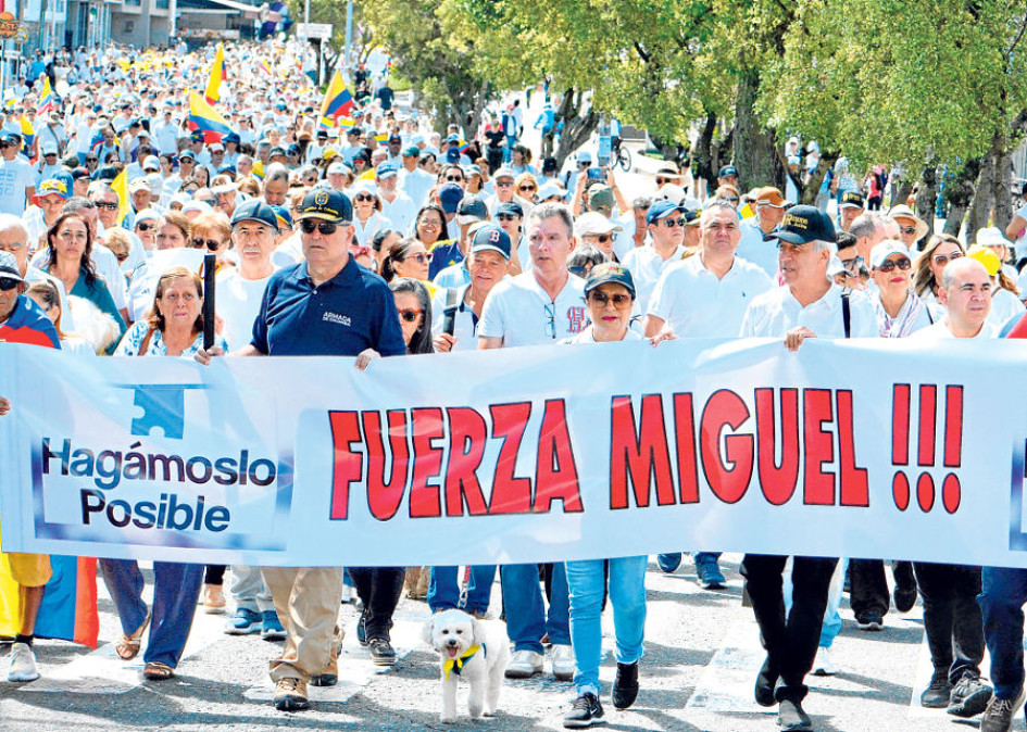 Esta es una imagen del acompañamiento que tuvo en Manizales Miguel Uribe Turbay este domingo (15 de junio) en la Marcha del Silencio en rechazo a su atentado y a los actos violentos que han ocurrido en otras regiones del país. 