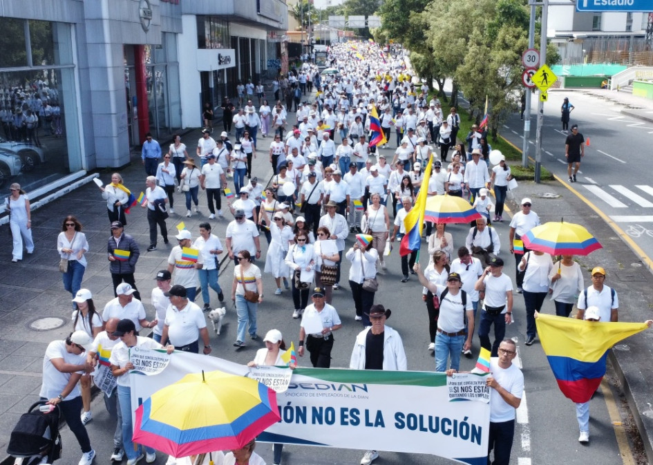 Así se vio la Avenida Santander de Manizales con las personas que asistieron a la Gran Marcha del Silencio, en rechazo al atentado que sufrió Miguel Uribe Turbay.