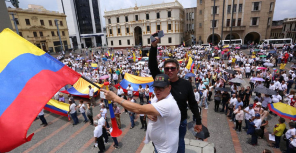 Los asistentes deben lucir prendas blancas para asistir a la marcha. 