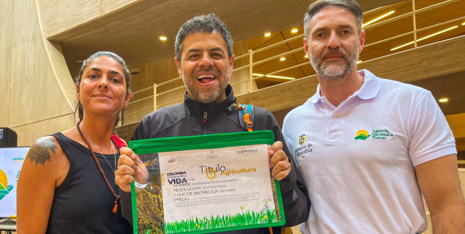 Maximiliano Genes, de la vereda San Peregrino del corregimiento Panorama, celebró la adquisición de su título, pues para él es vital poder hacer uso de su tierra para iniciar sus procesos productivos. En la imagen acompañado de una familiar y de Julián Echeverry Rincón, coordinador de la Agencia Nacional de Tierras (ANT) en Caldas 