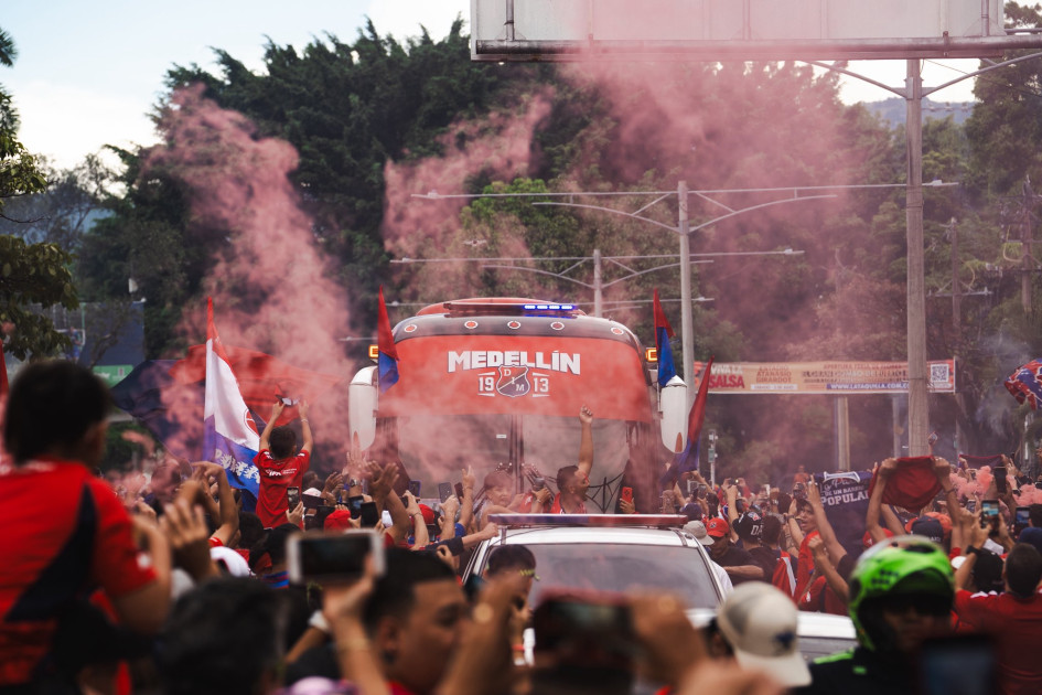 Así fue la llegada de Independiente Medellín al estadio Atanasio Girardot para enfrentar al Deportes Tolima en el partido que le dio la clasificación a la final de la Liga BetPlay.