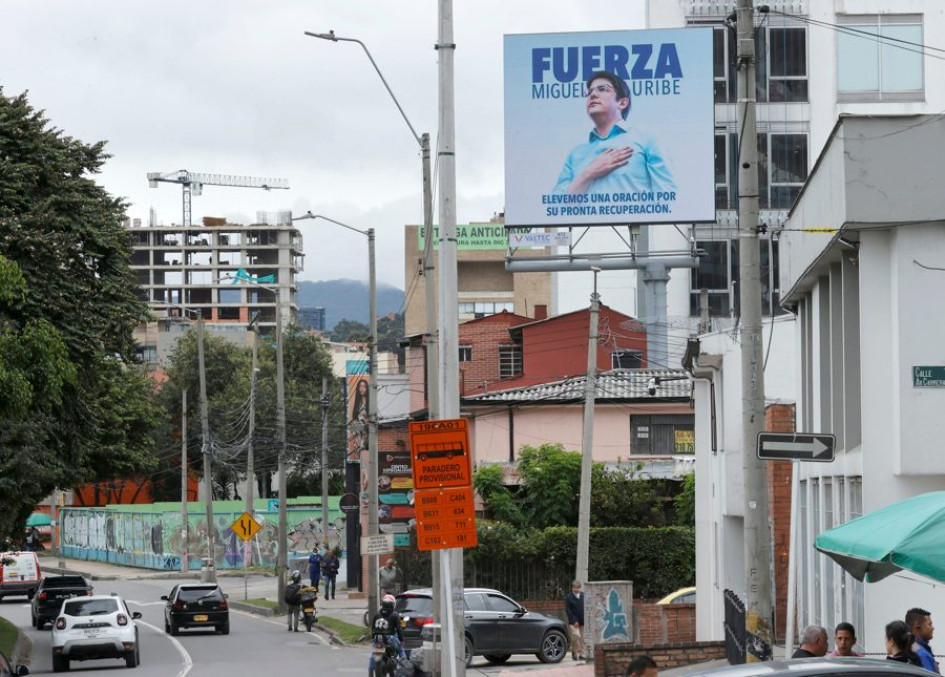 Valla del senador y precandidato presidencial colombiano Miguel Uribe Turbay, este miércoles cerca de la Fundación Santa Fe de Bogotá (Colombia). 