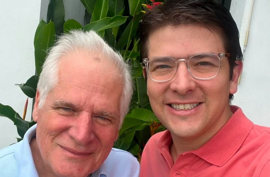 Miguel Uribe Turbay en compañía de su padre, Miguel Uribe Londoño. 