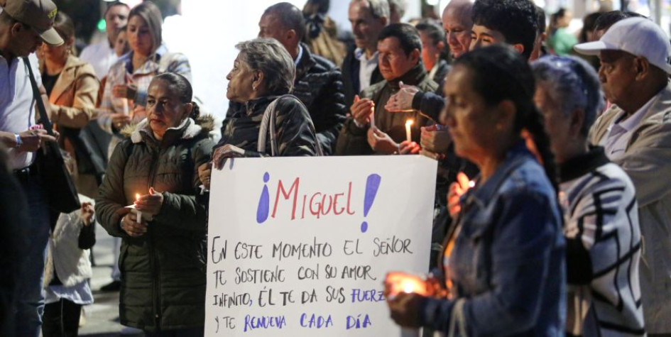 Velas y pancartas con mensajes alusivos a la recuperación del precandidato presidencial Miguel Uribe Turbay se han visto durante las jornadas de oración que se han realizado en Manizales. 