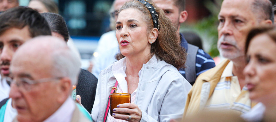 Foto | Luis Fernando Trejos | LA PATRIA   En Manizales la primera velatón reunió a unas 200 personas para orar por la vida de Miguel Uribe Turbay 