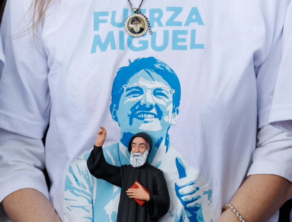 Varios militantes del Centro Democrático, acompañados por la comunidad, participaron de la celebración de una eucaristía en el templo de Santa Bárbara.