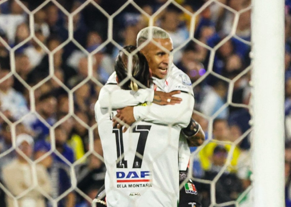 Micahel Barrios celebra con Dayro Moreno la anotación del primer gol del Once Caldas en El Campín, en el empate 2-2 ante Millonarios.