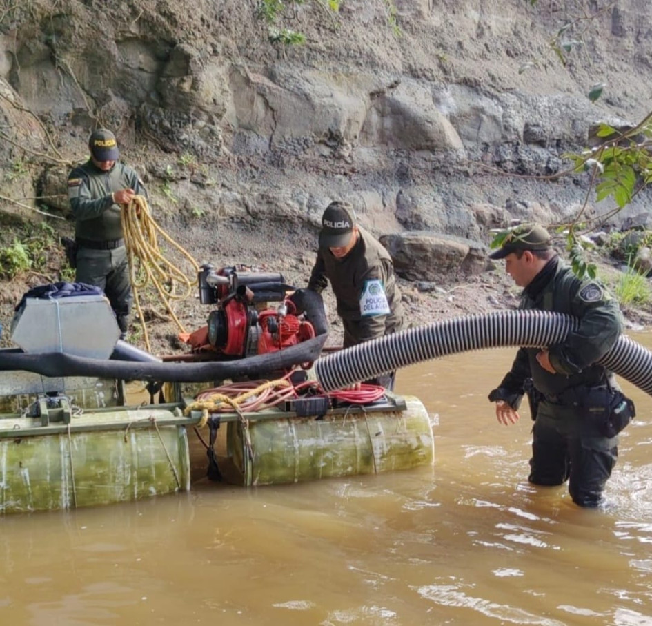 Tras incautar los elementos, los uniformados los destruyeron.