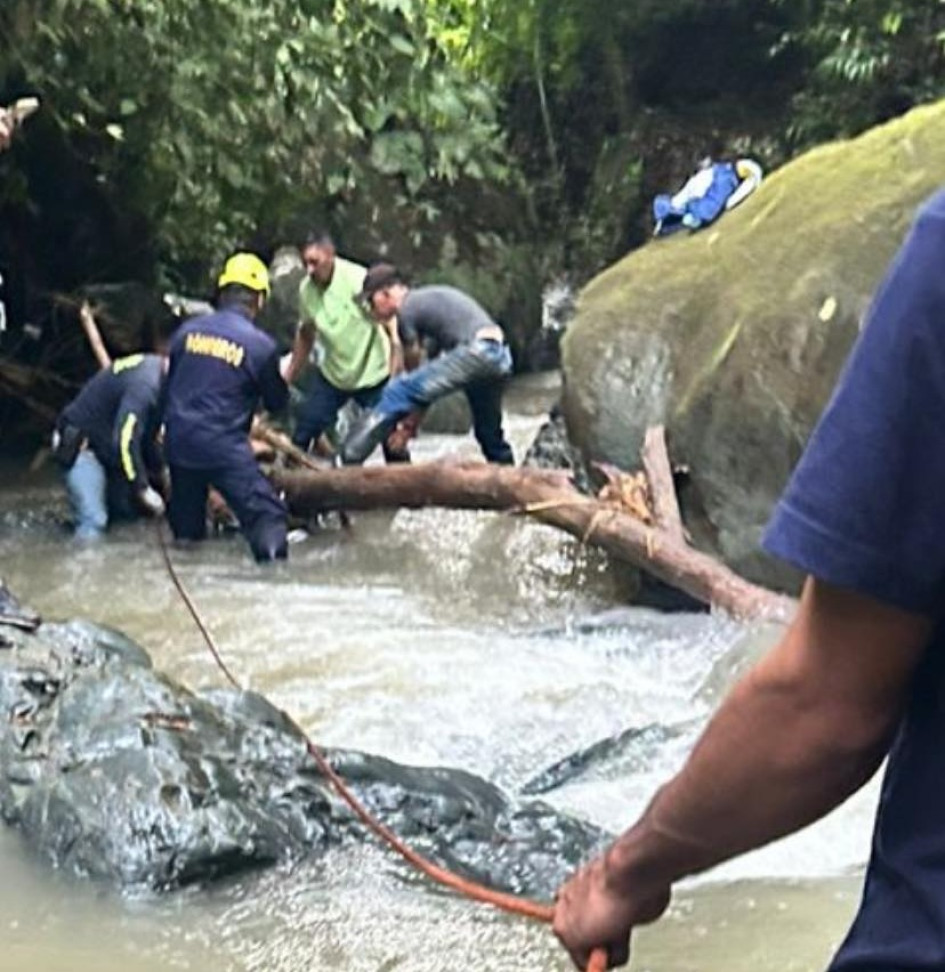 Foto | Cortesía Bomberos de Villamaría | LA PATRIA Germán Ómar Morales Tabares, de 51 años, murió arrastrado en su moto. Evite viajar durante las lluvias fuertes.