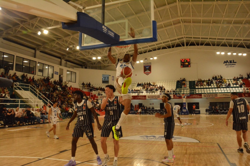 MZL Manizales Sabios (de blanco) le ganó a Piratas de Bogotá el tercer juego entre ambos. Este domingo juegan nuevamente en el Coliseo Mayor.