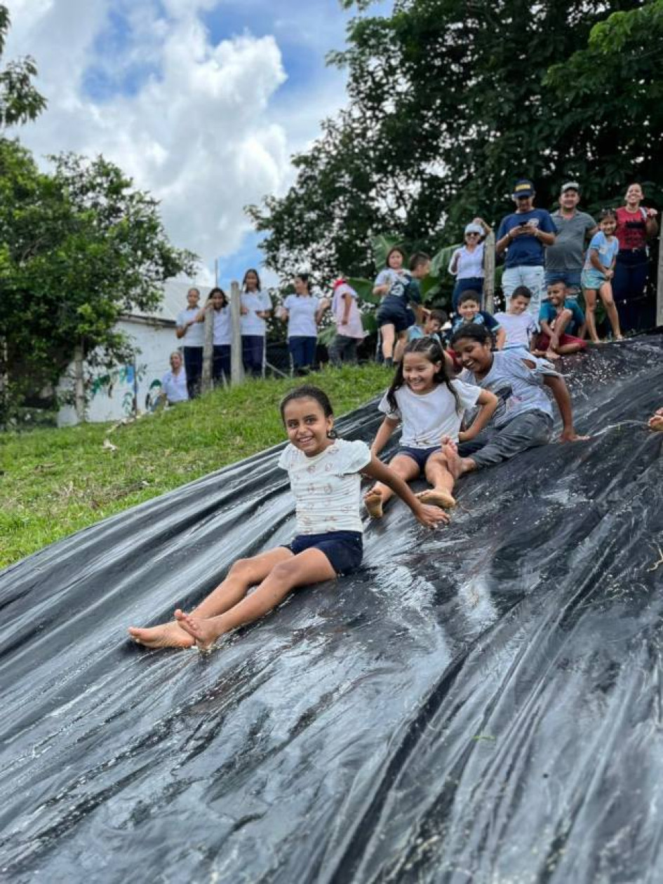 Foto I Facebook Alcaldía I LA PATRIA   La integración en el colegio rural La Estrella, de Norcasia, tuvo recreación y servicios de salud, entros otros, durante el Día de la Familia. Los niños gozaron con el deslizadero de plástico y jabón.