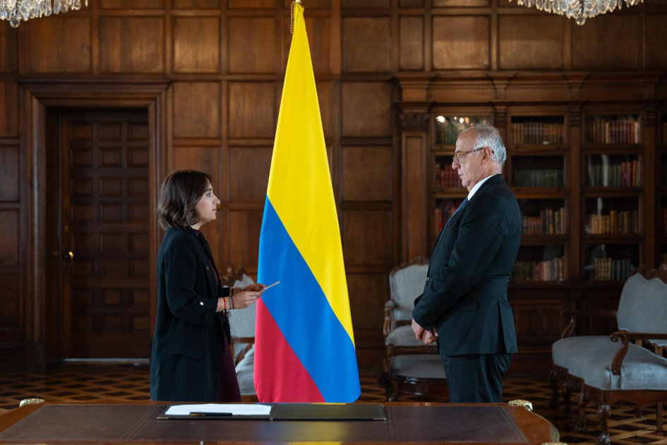 La canciller de Colombia, Laura Sarabia, posesionó a Iván Velásquez como nuevo embajador de Colombia ante la Santa Sede.