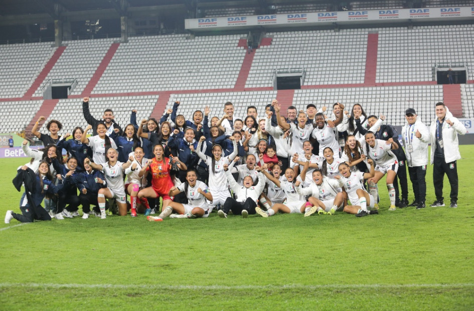 La foto del recuerdo. El 27 de marzo Once Caldas le ganó 2-0 a Real Santander y consiguió su primer triunfo en su historia en la Liga Femenina. Por eso, jugadoras, técnicos y directivos se unieron para celebrar.