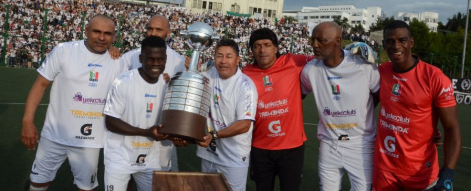 Algunos exfutbolistas del Once Caldas durante un encuentro en el que recordaron el título que obtuvieron en el 2004. 