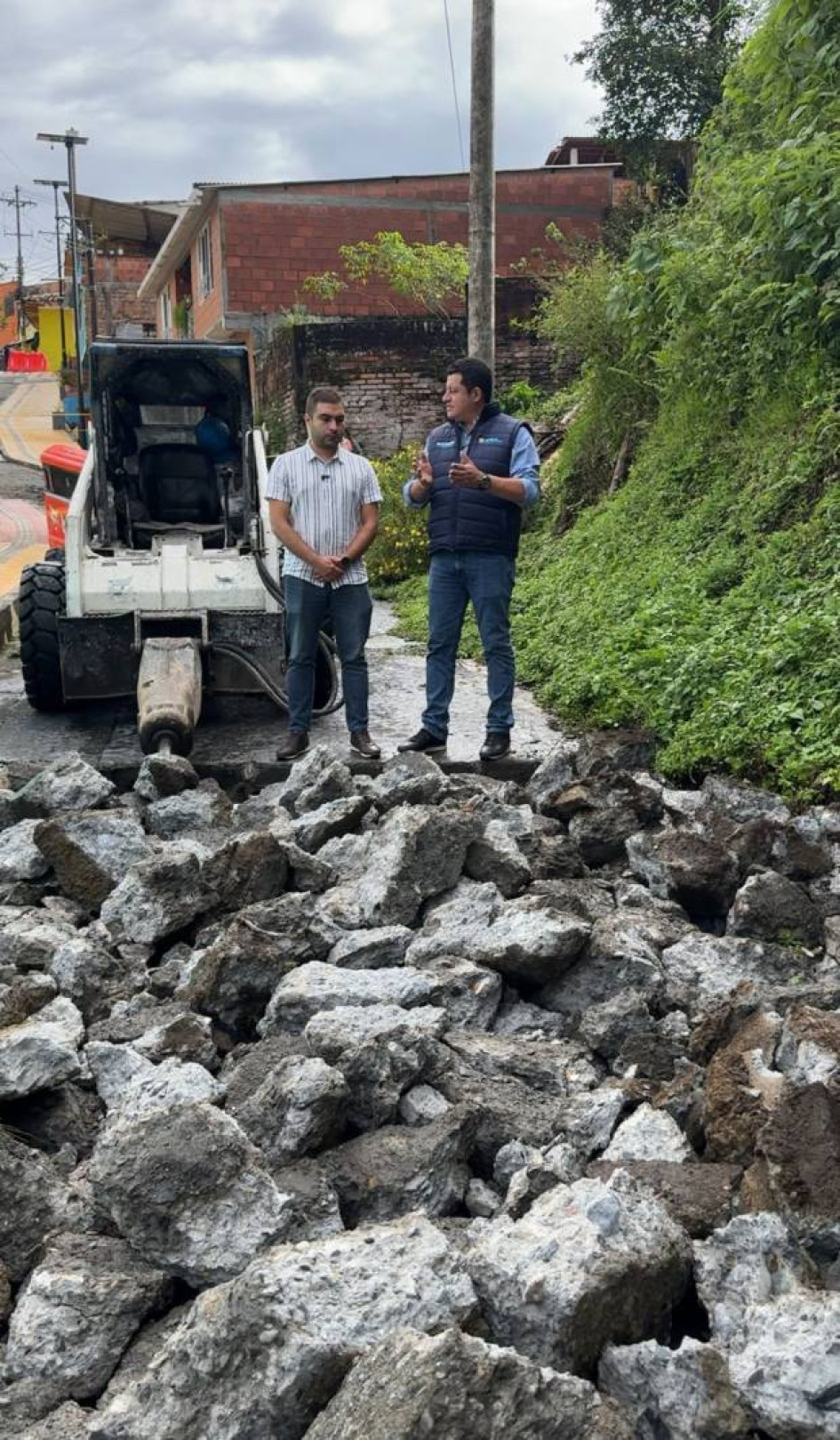 Fotos I Facebook alcaldías I LA PATRIA  Noticias en Caldas: reparan vía hasta el Coliseo, lista la plata para una cancha de fútbol nueva, 100 subidios de transporte estudiantil, luchan para que no se vaya la banca de la carretera, ayudarán a la capilla, entre otras.