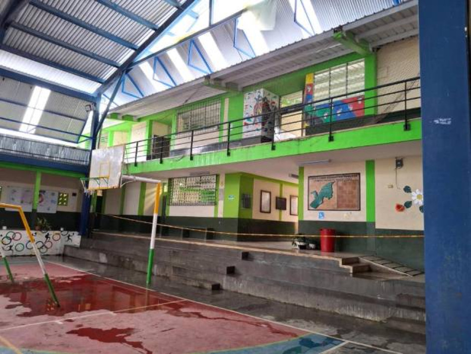 Fotos I Rubén Darío López I LA PATRIA  La cubierta fue instalada, pero sin canaletas ni bajantes. Por eso, el agua se filtra en partes del colegio Pablo VI de Arboleda, en el corregimiento de Arboleda (Pensilvania).