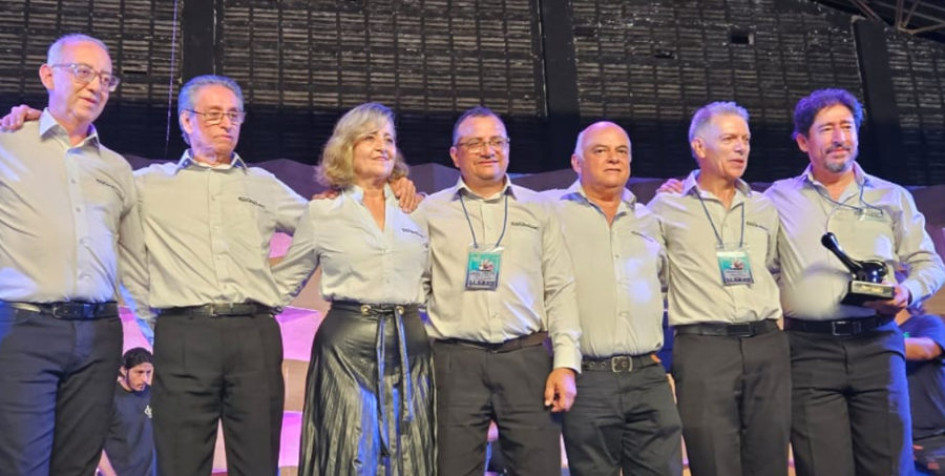 La Pequeña Rondalla recibiendo la bandola que la exalta como la mejor agrupación en la modalidad instrumental del Festival Mono Núñez. 