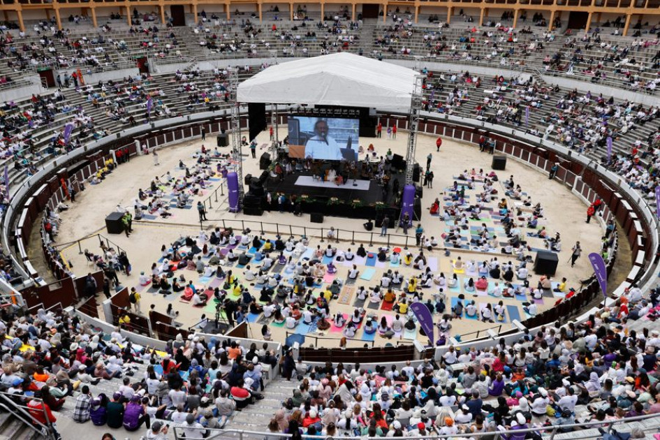 Personas participan en una sesión de yoga dirigida por el gurú indio Gurudev Sri Sri Ravi Shankar este sábado, en la Plaza La Santamaría en Bogotá (Colombia).