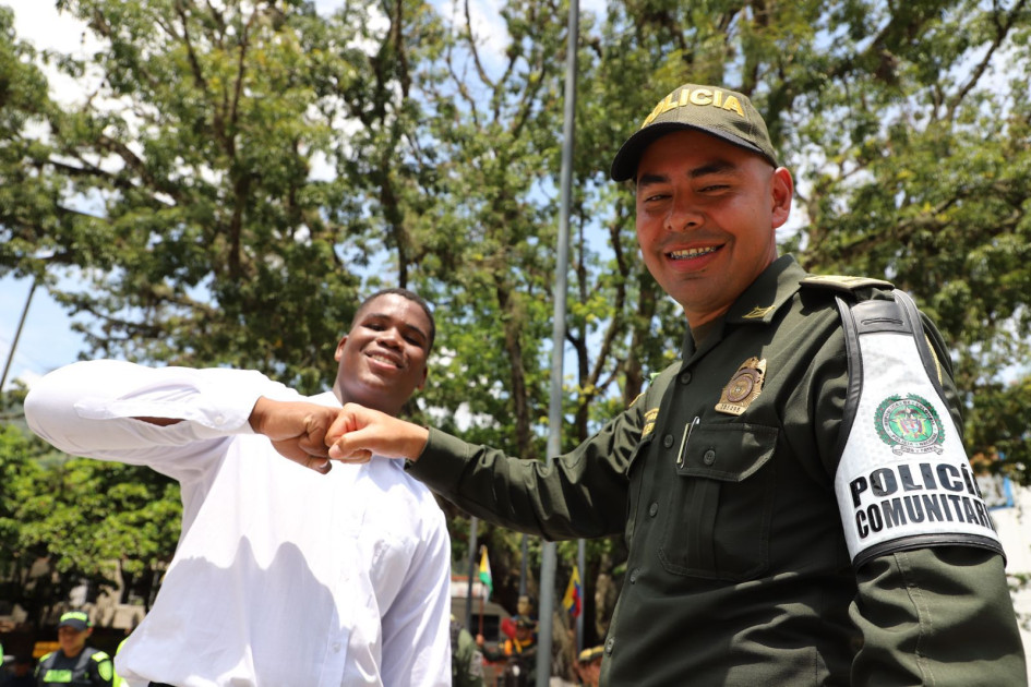 Dúver Giovanny López Pinzón, con 17 años en la Policía, reparte su tiempo entre la Comunitaria y la labor de padre.